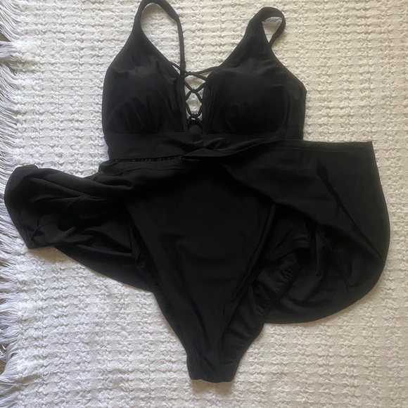 Black 1 Piece Swimsuit w/ Built in Skirt Size 14 - Picture 10 of 13